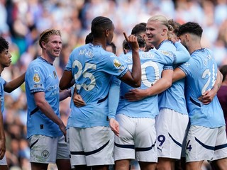 Erling Haaland sa so spoluhráčmi teší po strelenom góle v zápase Manchester City - Ipswich Town v 2. kole Premier League.