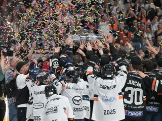 Hokejisti HC Košice pre víťaza play-off Tipos extraligy po rozhodujúcom 7. zápase finále proti HK Nitra.