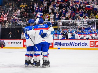 Slovenskí hokejisti oslavujú gól v zápase Slovensko - Francúzsko na MS v hokeji 2025.