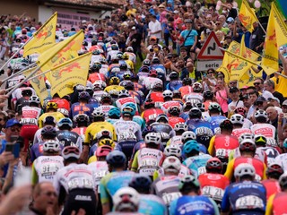 Pelotón cyklistov na Giro d'Italia 2025. 