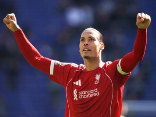 Virgil van Dijk oslavuje gól. 