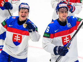 Zľava Adam Sýkora a Martin Pospíšil (obaja Slovensko) sa tešia z výhry po zápase základnej B-skupiny Dánsko - Slovensko.