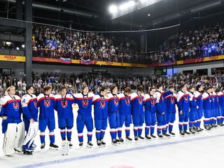 Smútok hráčov Slovenska po prehre vo finálovom zápase medzi Slovenskom a Švédskom na hokejových majstrovstvách sveta hráčov do 18 rokov v Trenčíne.
