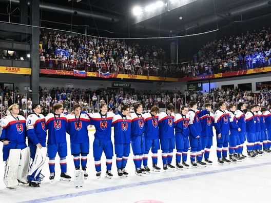 Smútok hráčov Slovenska po prehre vo finálovom zápase medzi Slovenskom a Švédskom na hokejových majstrovstvách sveta hráčov do 18 rokov v Trenčíne.