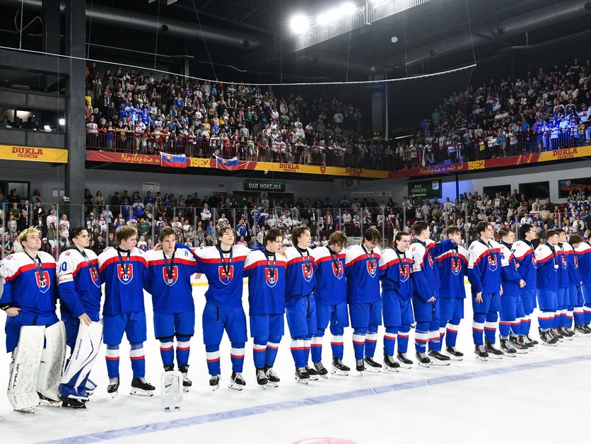 Smútok hráčov Slovenska po prehre vo finálovom zápase medzi Slovenskom a Švédskom na hokejových majstrovstvách sveta hráčov do 18 rokov v Trenčíne.