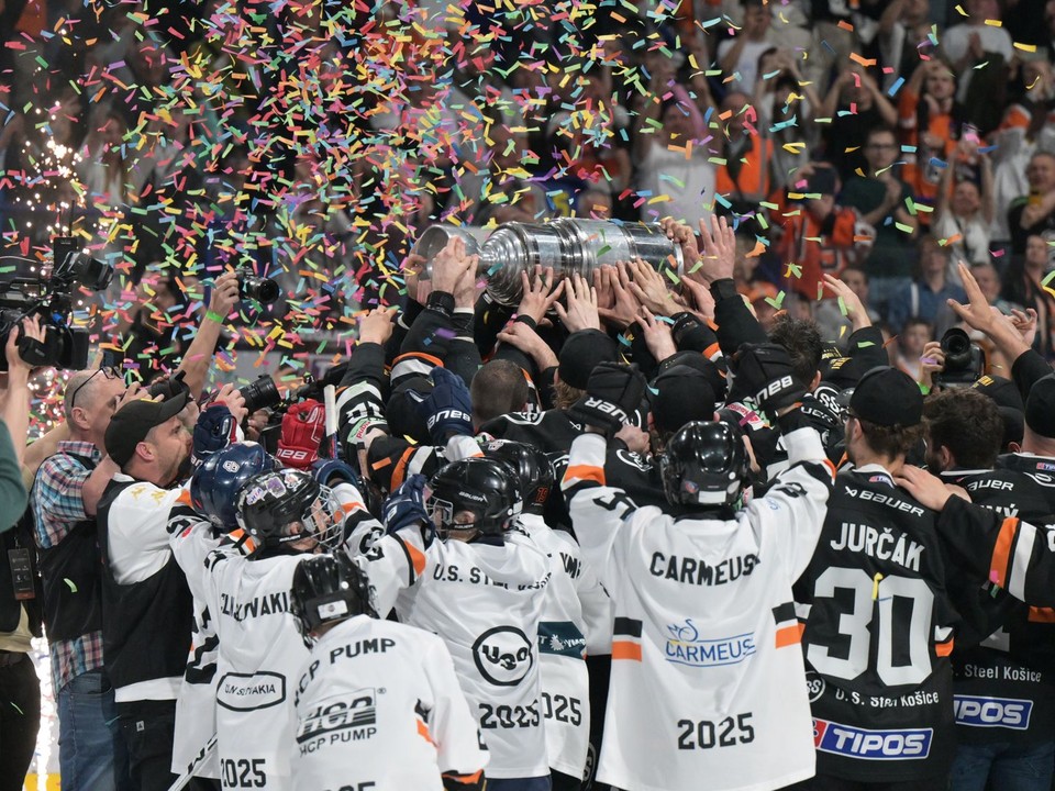 Hokejisti HC Košice pre víťaza play-off Tipos extraligy po rozhodujúcom 7. zápase finále proti HK Nitra.
