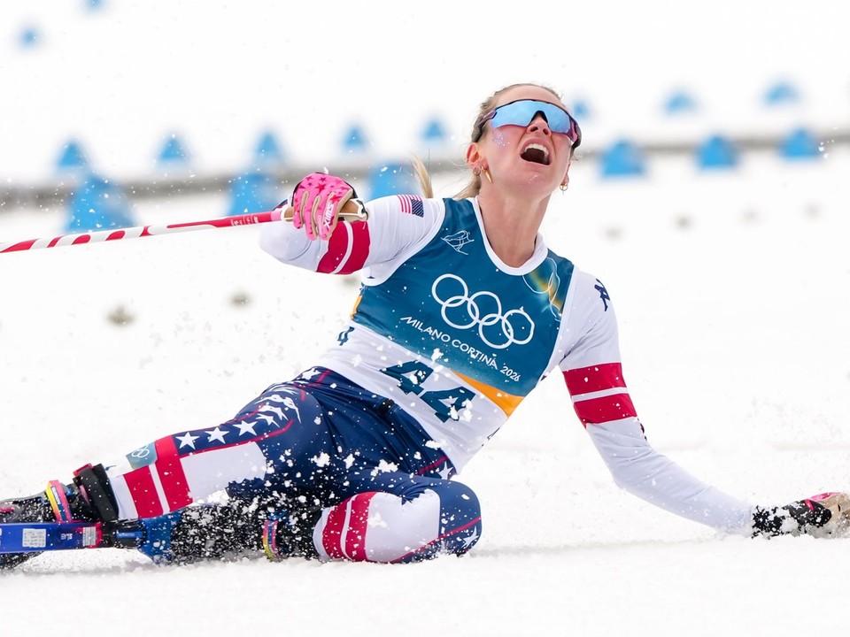 Jessie Digginsová po príchode do cieľa pretekov bežeckých lyžiarok na 10 km voľnou technikou.