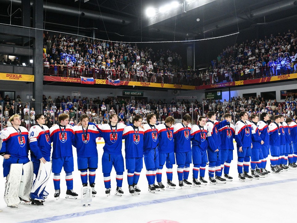 Smútok hráčov Slovenska po prehre vo finálovom zápase medzi Slovenskom a Švédskom na hokejových majstrovstvách sveta hráčov do 18 rokov v Trenčíne.