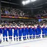Smútok hráčov Slovenska po prehre vo finálovom zápase medzi Slovenskom a Švédskom na hokejových majstrovstvách sveta hráčov do 18 rokov v Trenčíne.
