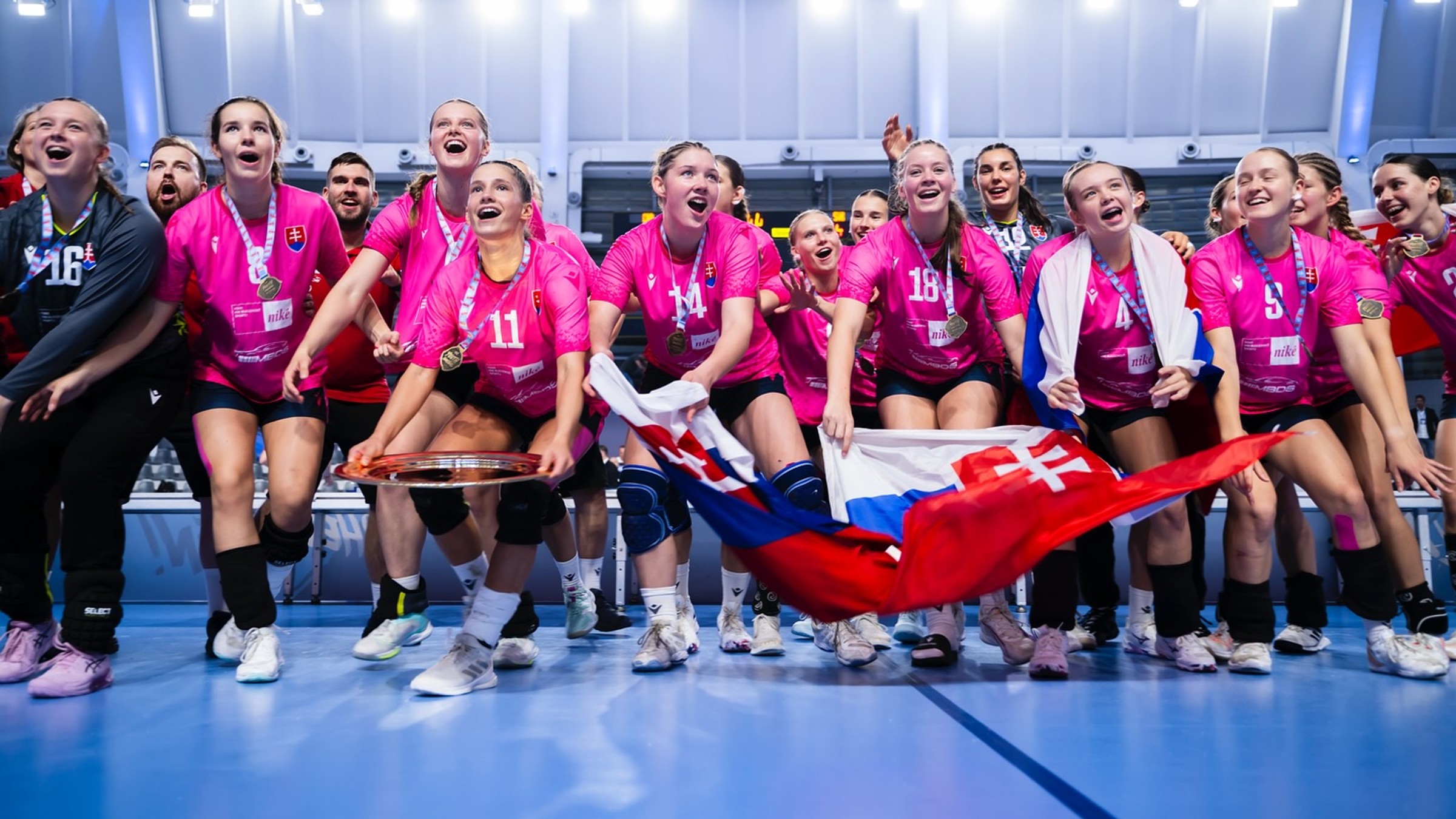 Slovenské hádzanárky po triumfe na ME do 17 rokov 2025.