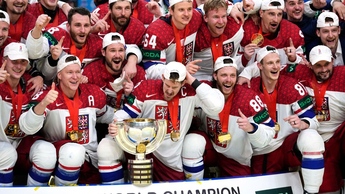 Českí hokejisti pózujú s majstrovskou trofejou