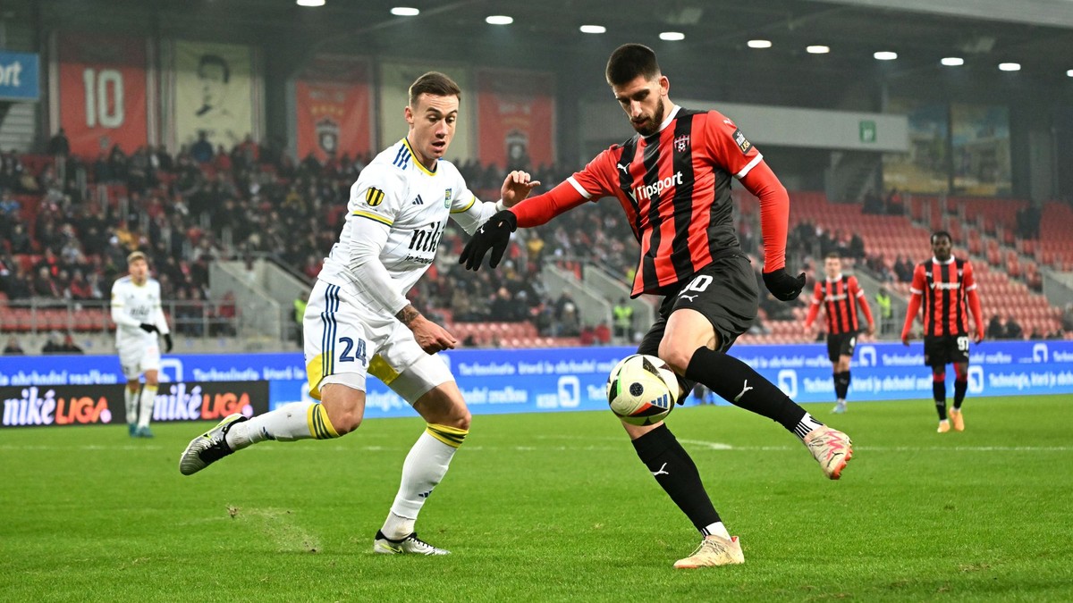 Na snímke vpravo hráč Trnavy Adrian Zeljkovič a hráč Košíc Dominik Kružliak bojujú o loptu počas zápasu 18. kola Niké ligy vo futbale medzi FC Spartak Trnava a FC Košice v Trnave v sobotu 14. decembra 2024. FOTO TASR - Lukáš Grinaj

- Slovensko
- šport
- futbal
- NL
- kolo
- osemnáste
- Trnava
- Košice
- KEX