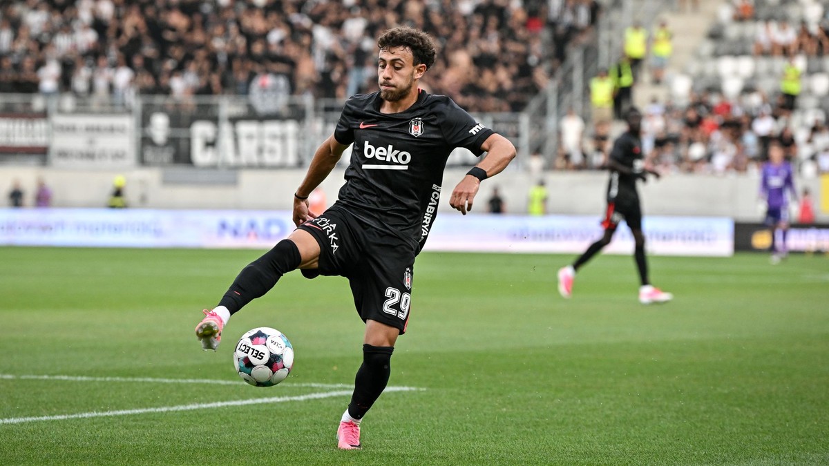 Futbalista Besiktasu Ilhan Fakili počas prvého zápasu 3. predkola Európskej ligy FC Hradec Králové - Besiktas Istanbul