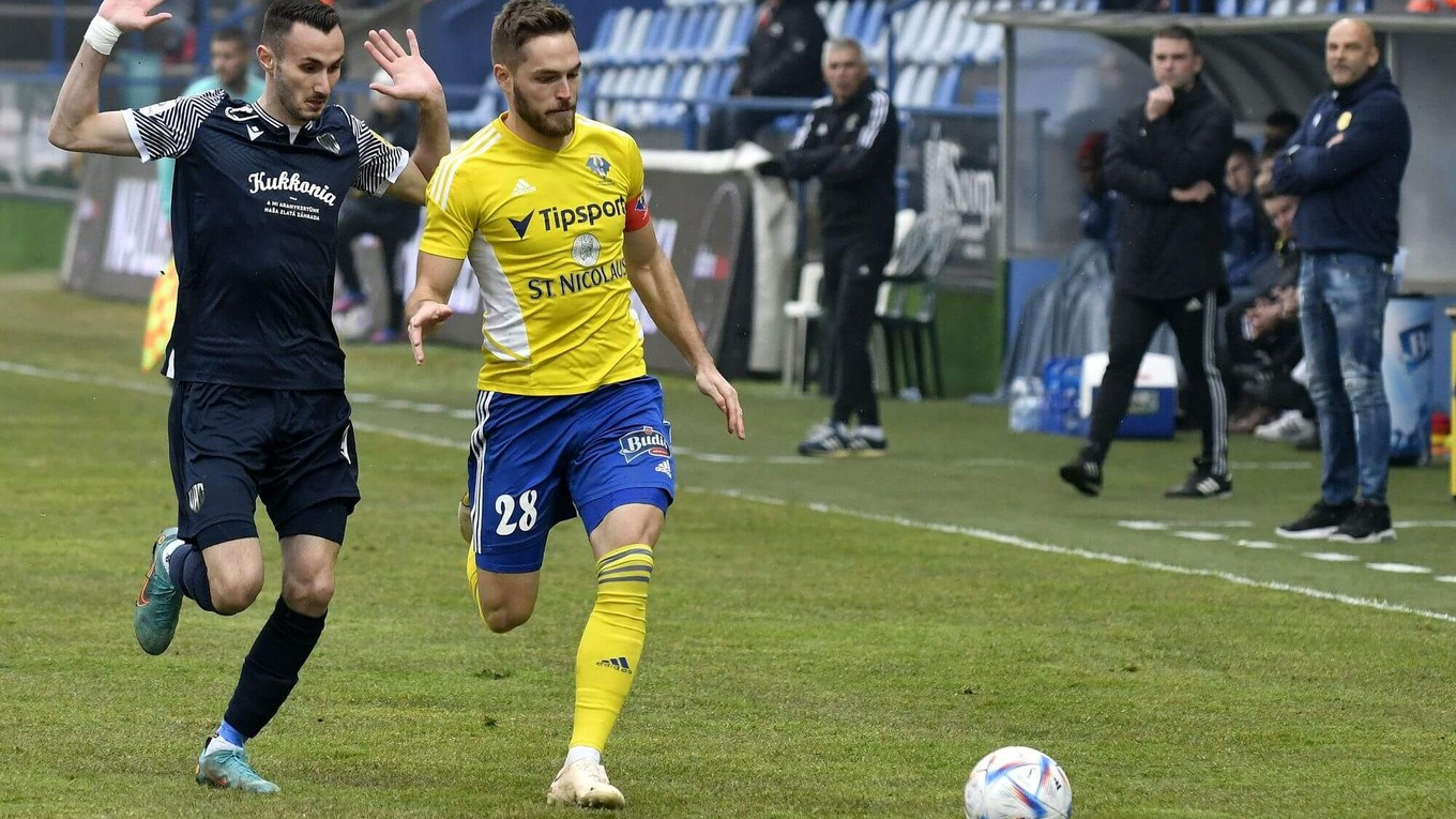 Na snímke sprava hráč MFK Zemplín Michalovce Juraj Kotula a hráč FK DAC 1904 Dunajská Streda Ioannis Niarchos v zápase 20. kola Fortuna ligy MFK Zemplín Michalovce – FK DAC 1904 Dunajská Streda.