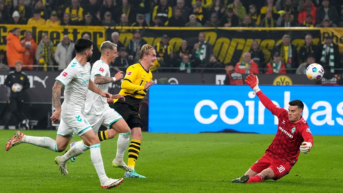 Julian Brandt (v žltom) strieľa gól v zápase proti Werderu Brémy.