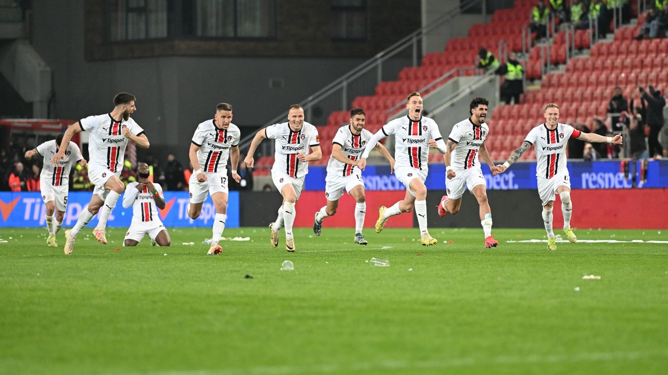 Hráči Trnavy sa tešia.