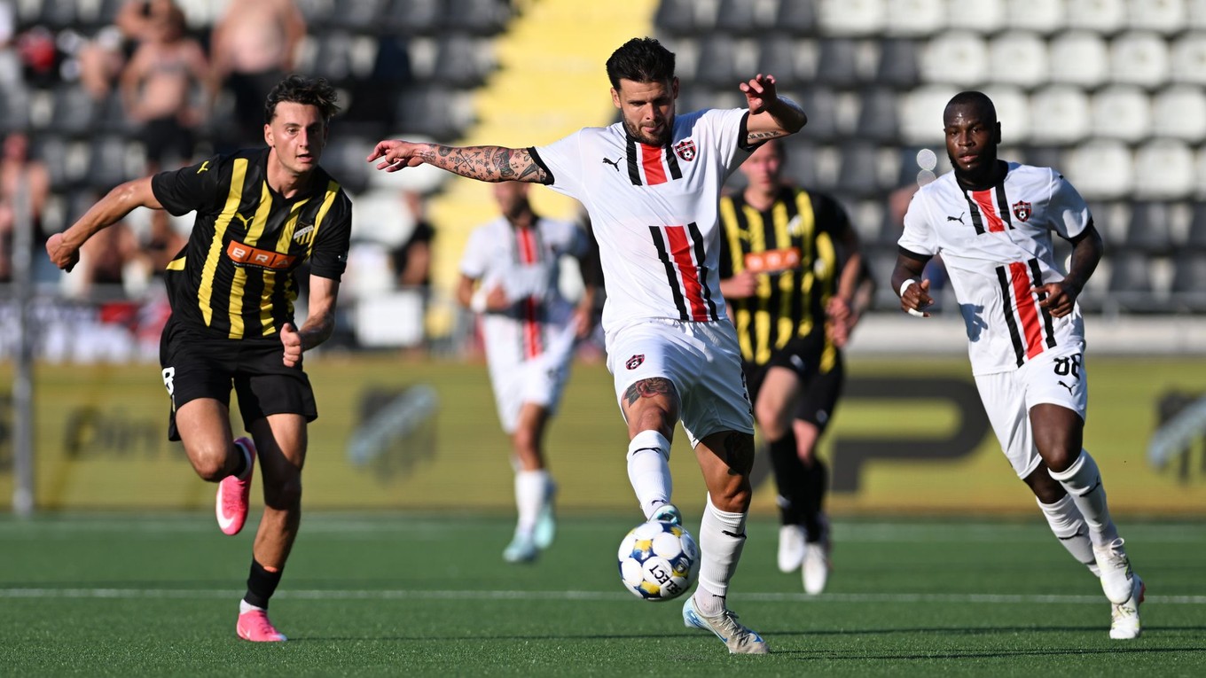 Silas Andersen (Häcken), Michal Ďuriš a Cedric Badolo (obaja Trnava) bojujú o loptu počas odvety 1. predkola Európskej ligy BK Häcken - FC Spartak Trnava. 