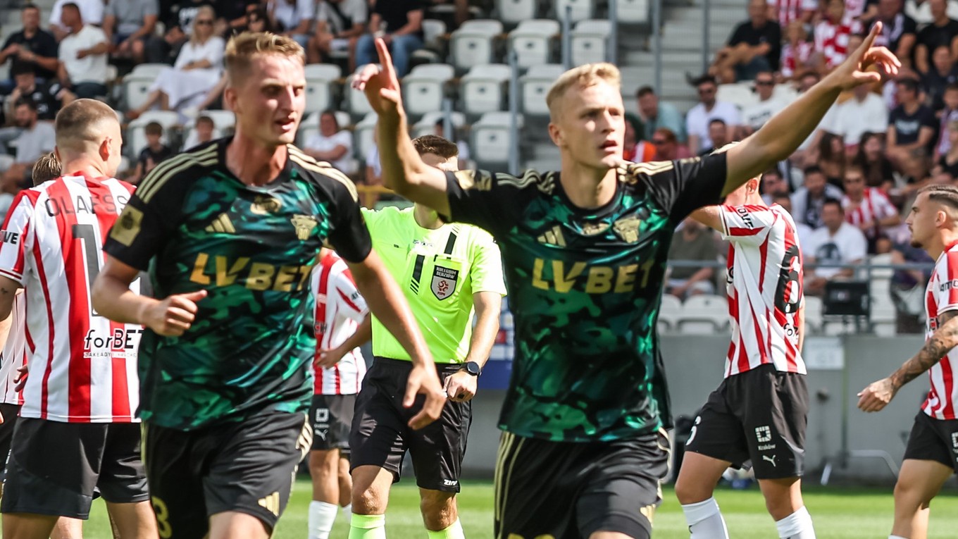 Tomáš Bobček (vpravo) oslavuje gól