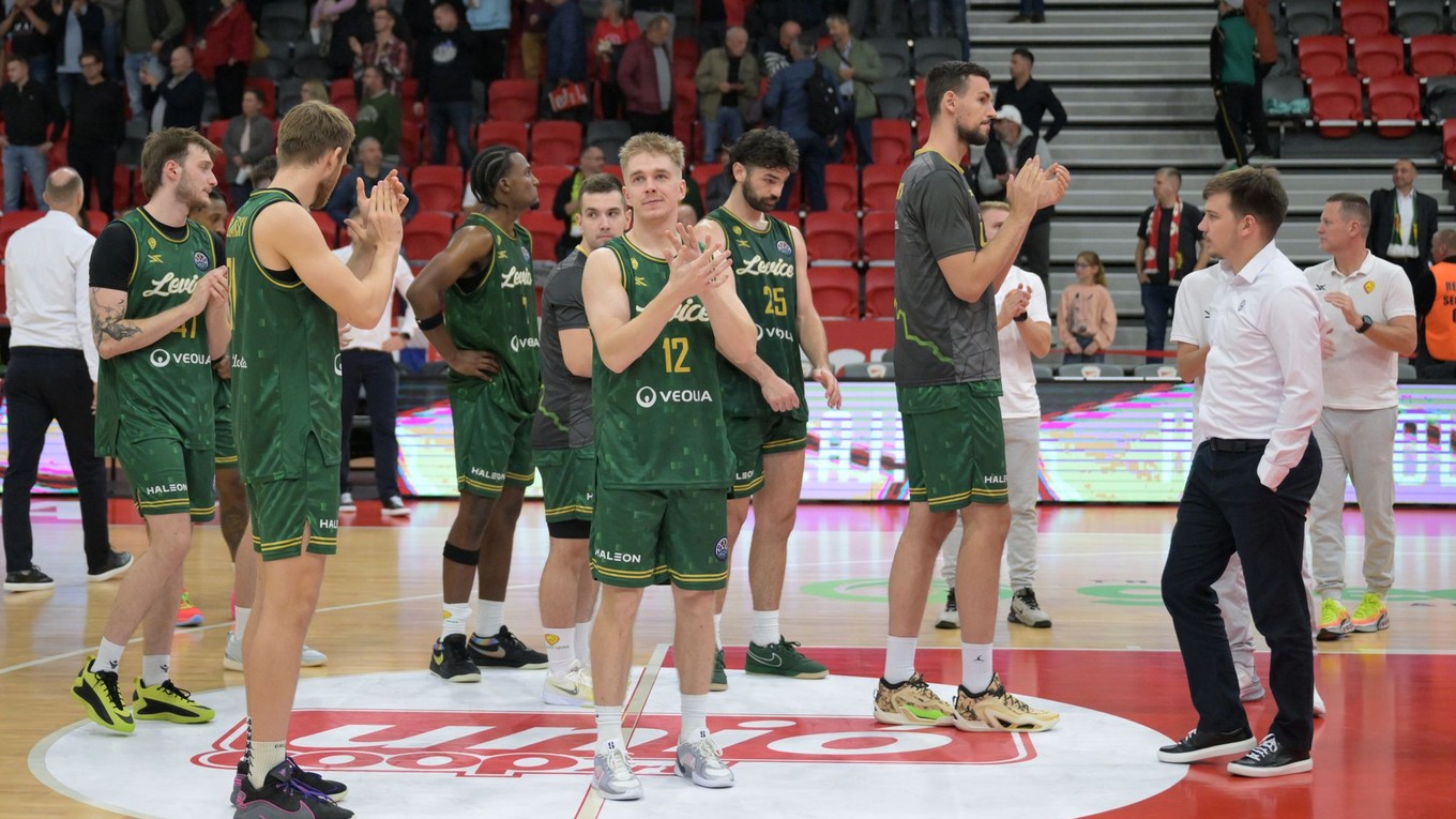 Hráči Levíc reagujú po prehre v zápase 1. kola F-skupiny basketbalovej Ligy majstrov mužov Szolnoki Olajbányász - Patrioti Levice.