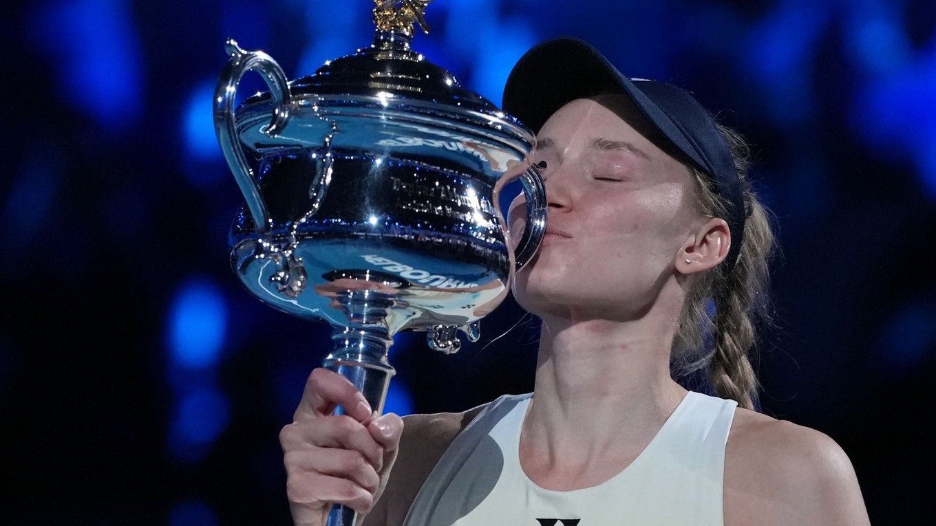 Kazašská tenistka Jelena Rybakinová pózuje s trofejou pre víťazku Australian Open.