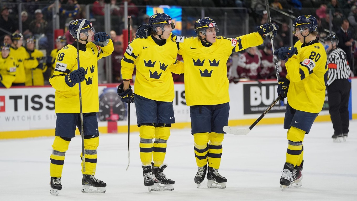 Hokejisti Švédska sa radujú z gólu