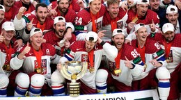 Českí hokejisti pózujú s majstrovskou trofejou