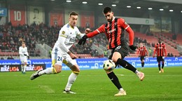 Na snímke vpravo hráč Trnavy Adrian Zeljkovič a hráč Košíc Dominik Kružliak bojujú o loptu počas zápasu 18. kola Niké ligy vo futbale medzi FC Spartak Trnava a FC Košice v Trnave v sobotu 14. decembra 2024. FOTO TASR - Lukáš Grinaj

- Slovensko
- šport
- futbal
- NL
- kolo
- osemnáste
- Trnava
- Košice
- KEX