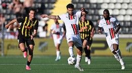 Silas Andersen (Häcken), Michal Ďuriš a Cedric Badolo (obaja Trnava) bojujú o loptu počas odvety 1. predkola Európskej ligy BK Häcken - FC Spartak Trnava. 
