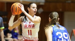 Na snímke zľava Lucia Striešová (Banská Bystrica) a Lin Schwarz (Piešťany) počas 9. kola TIPOS Extraligy v basketbale žien Slávia ŠKP Banská Bystrica - Piešťanské Čajky v Banskej Bystrici 22. novembra 2025. FOTO TASR - Ján Krošlák

- šport
- basketbal
- ženy
- 9.
- kolo
- TIPOS
- Extraliga 
- Slovensko
- SR
- Banská 
- Bystrica 