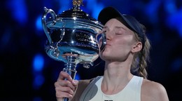 Kazašská tenistka Jelena Rybakinová pózuje s trofejou pre víťazku Australian Open.