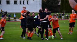 Lučenecká eufória po góle Dominika Adamca v Kalinove, tréner Andrej Kamendy objíma strelca gólu (s číslom 10).