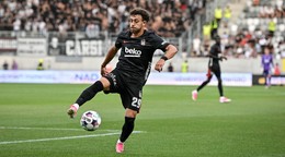  Futbalista Besiktasu Ilhan Fakili počas prvého zápasu 3. predkola Európskej ligy FC Hradec Králové - Besiktas Istanbul