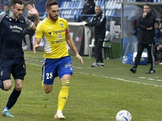 Na snímke sprava hráč MFK Zemplín Michalovce Juraj Kotula a hráč FK DAC 1904 Dunajská Streda Ioannis Niarchos v zápase 20. kola Fortuna ligy MFK Zemplín Michalovce – FK DAC 1904 Dunajská Streda.