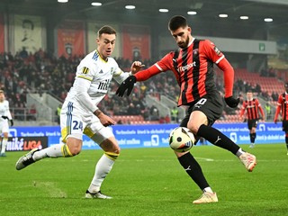 Na snímke vpravo hráč Trnavy Adrian Zeljkovič a hráč Košíc Dominik Kružliak bojujú o loptu počas zápasu 18. kola Niké ligy vo futbale medzi FC Spartak Trnava a FC Košice v Trnave v sobotu 14. decembra 2024. FOTO TASR - Lukáš Grinaj

- Slovensko
- šport
- futbal
- NL
- kolo
- osemnáste
- Trnava
- Košice
- KEX