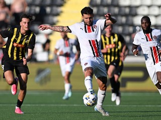 Silas Andersen (Häcken), Michal Ďuriš a Cedric Badolo (obaja Trnava) bojujú o loptu počas odvety 1. predkola Európskej ligy BK Häcken - FC Spartak Trnava. 
