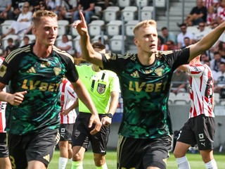 Tomáš Bobček (vpravo) oslavuje gól