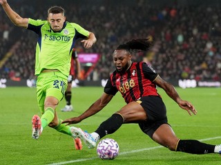 Hráč Fulhamu Timothy Castagne (vľavo) bojuje o loptu s Antoineom Semenyom
