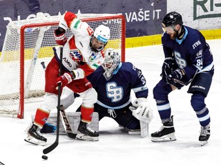 Zľava Tomáš Záborský (HK 32 Liptovský Mikuláš), brankár Jaroslav Janus a Vojtech Zeleňák (obaja Slovan).