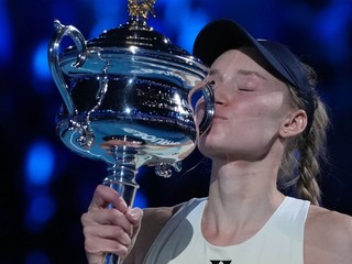 Kazašská tenistka Jelena Rybakinová pózuje s trofejou pre víťazku Australian Open.