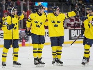 Hokejisti Švédska sa radujú z gólu