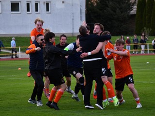 Lučenecká eufória po góle Dominika Adamca v Kalinove, tréner Andrej Kamendy objíma strelca gólu (s číslom 10).