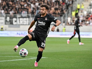  Futbalista Besiktasu Ilhan Fakili počas prvého zápasu 3. predkola Európskej ligy FC Hradec Králové - Besiktas Istanbul