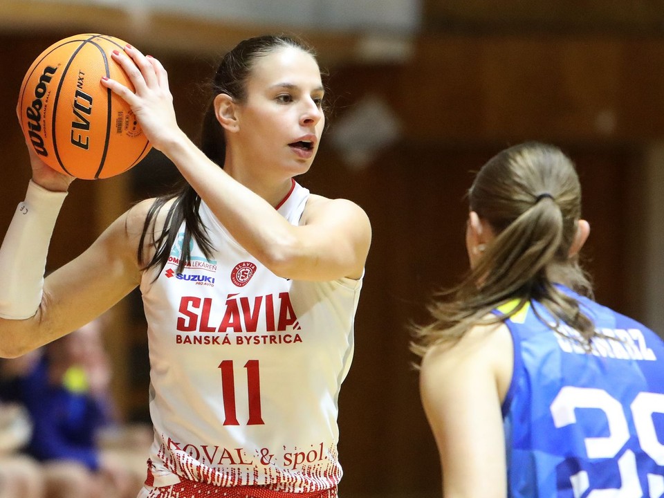 Na snímke zľava Lucia Striešová (Banská Bystrica) a Lin Schwarz (Piešťany) počas 9. kola TIPOS Extraligy v basketbale žien Slávia ŠKP Banská Bystrica - Piešťanské Čajky v Banskej Bystrici 22. novembra 2025. FOTO TASR - Ján Krošlák

- šport
- basketbal
- ženy
- 9.
- kolo
- TIPOS
- Extraliga 
- Slovensko
- SR
- Banská 
- Bystrica 