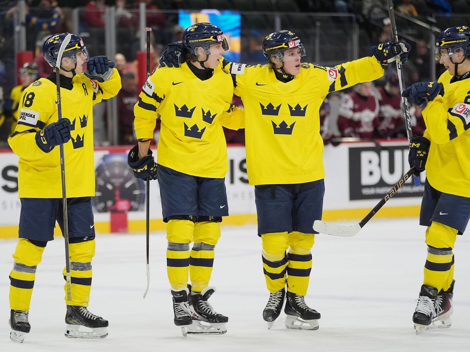 Hokejisti Švédska sa radujú z gólu