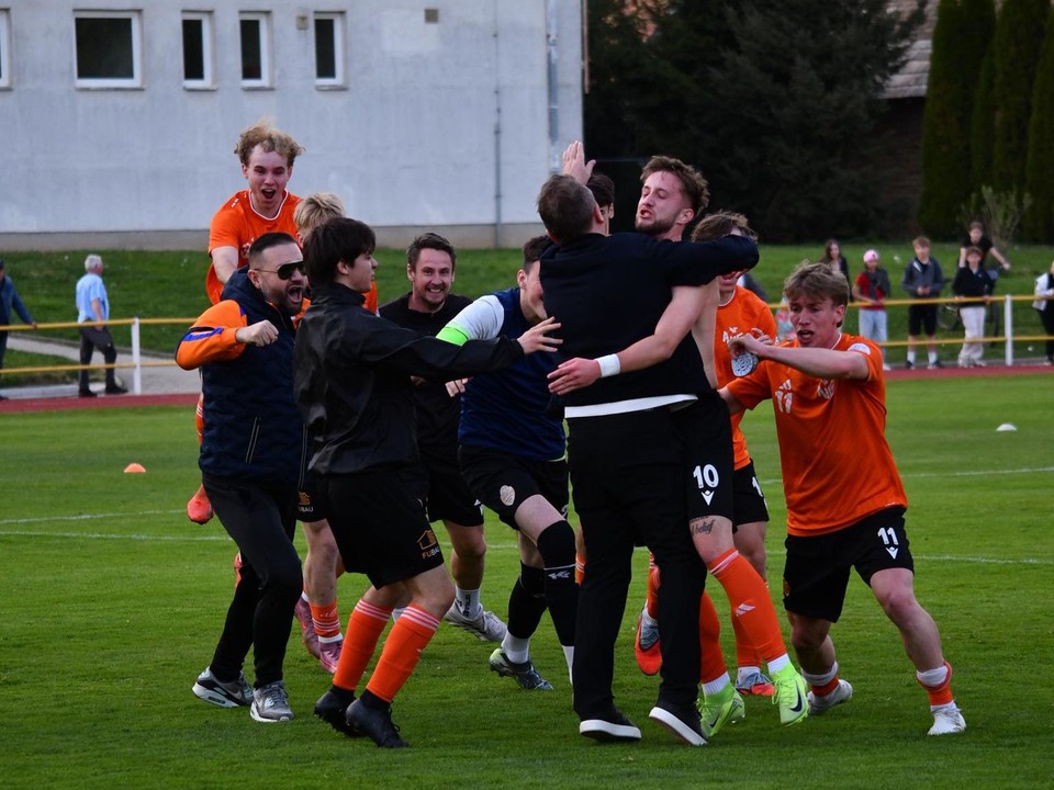 Lučenecká eufória po góle Dominika Adamca v Kalinove, tréner Andrej Kamendy objíma strelca gólu (s číslom 10).