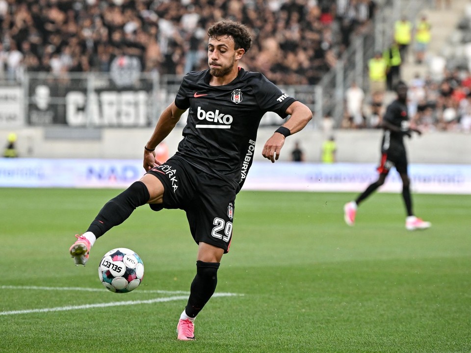 Futbalista Besiktasu Ilhan Fakili počas prvého zápasu 3. predkola Európskej ligy FC Hradec Králové - Besiktas Istanbul