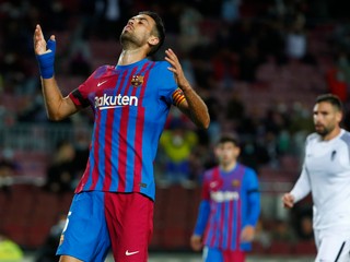 Barcelonský stredopoliar Sergio Busquets v zápase proti Granade. 