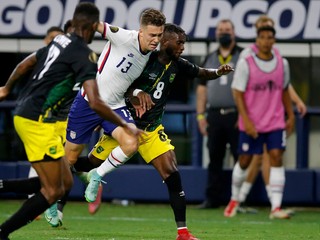 Matthew Hoppe (v strede) v zápase USA - Jamajka na turnaji Gold Cup 2021.