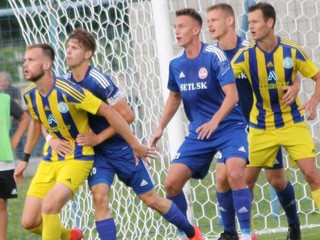 Futbalisti Trebišova (v žlto-modrých dresoch) sa pohybujú na špici druhej ligy.