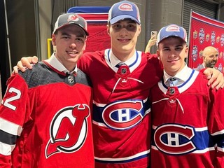 Šimon Nemec, Juraj Slafkovský a Filip Mešár po prvom kole Draftu NHL 2022.